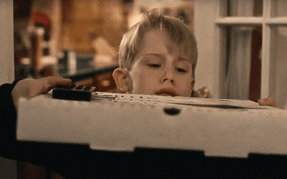 Capture d'écran tirée du film « Maman, j'ai raté l'avion » (Home Alone), réalisé par Chris Columbus, produit par Hughes Entertainment et 20th Century Fox, 1990.