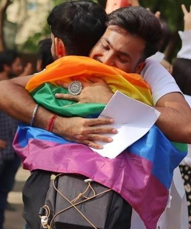 Deux homosexuels indiens couvert du drapeau arc en ciel