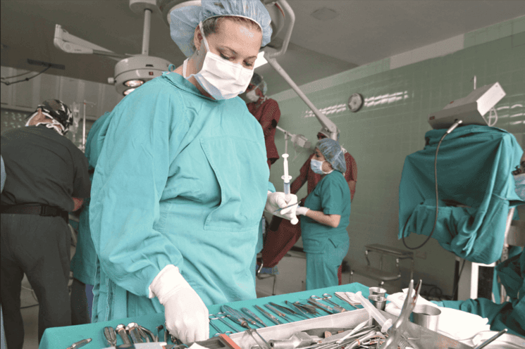 Un hôpital, femme avec masque 