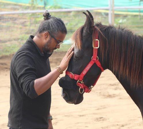 Manjeev avec un cheval du centre Manjeev Natural Horsemanship . Crédit photo : Isabelle Touyarou