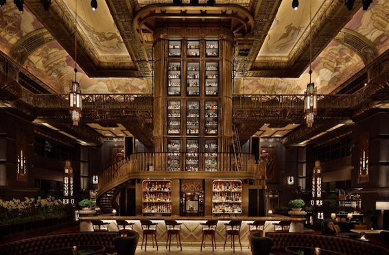 Parkview Square vu de l'intérieur avec l'impressionnante collection de gin du Atlas Bar.