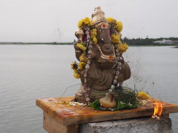 immersion d'une idole de Ganesh dans une rivière de Chennai