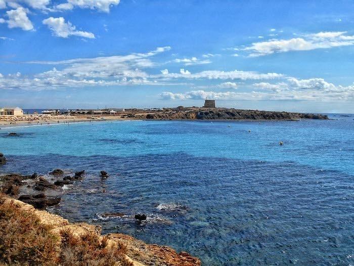 Une plage de l'île de Tabarca avec la mer bleue 