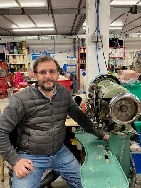 Olivier Rondinaud dans l'atelier de fabrication des charentaises 