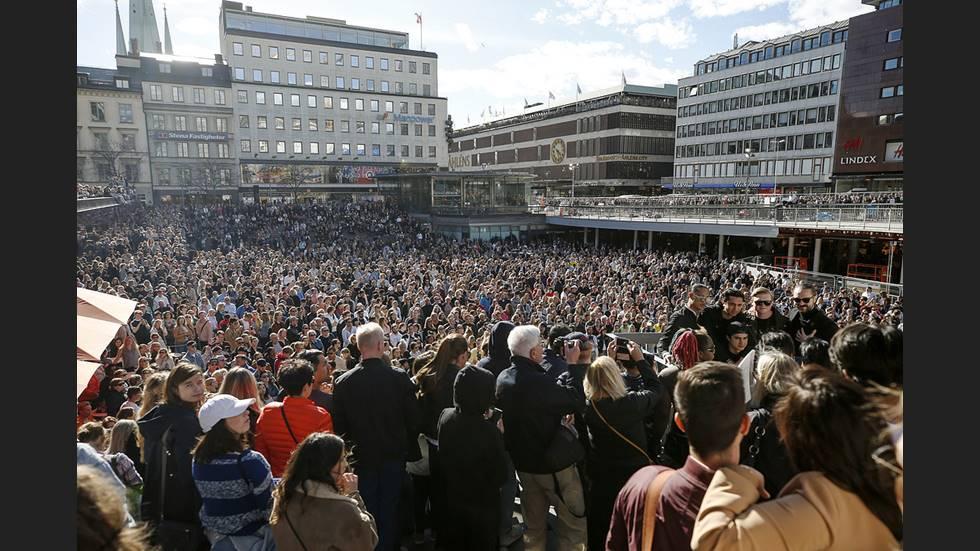 Des milliers de Suédois se sont réunis à Segels Torg pour rendre hommage à Avicii. ©Fredrik Persson/TT