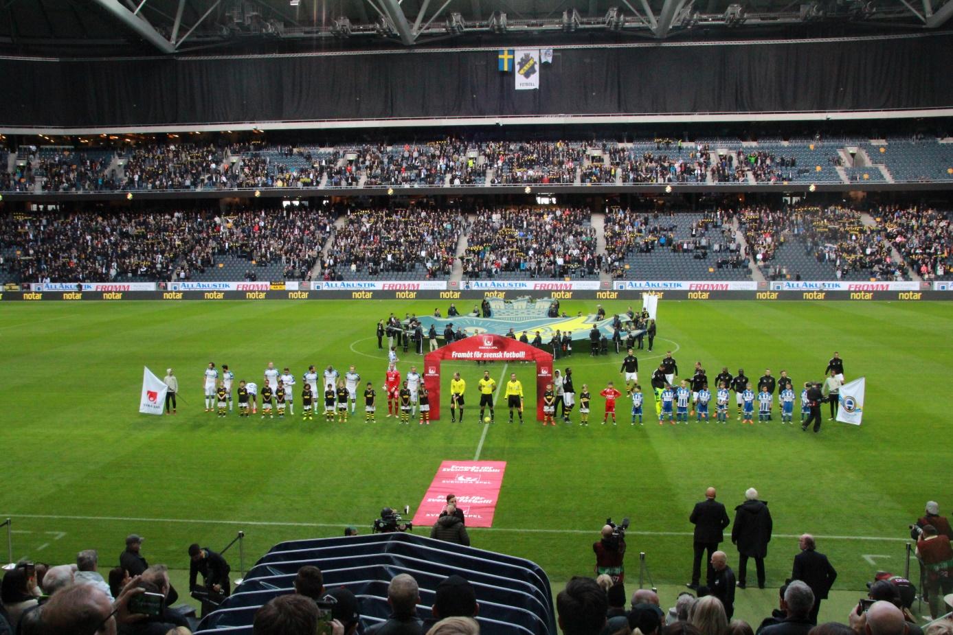 Göteborg, en blanc et bleu, et l’AIK, en noir, évoluent sous leurs couleurs traditionnelles. ©Yusuf Hawadleh