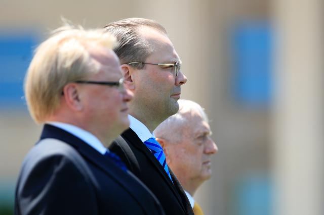 De gauche à droite, les ministres de la Défense, Peter Hultqvist, Jussi Niinistö et James Mattis. ©AP/Manuel Balce Ceneta
