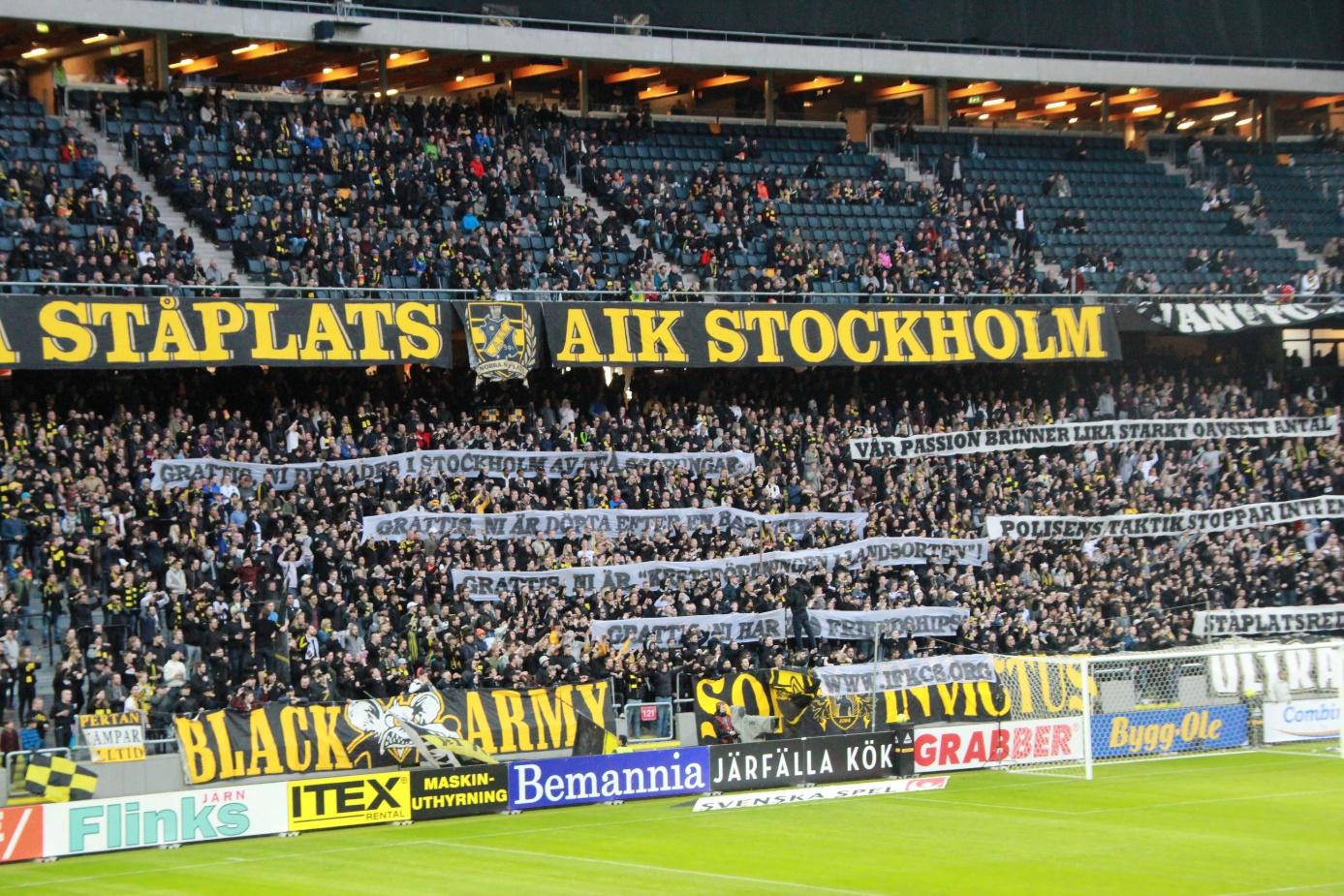 Les supporters de l’AIK fascinent par leur passion et l’ambiance qu’ils imprègnent au sein de la Friends Arena. ©Yusuf Hawadleh