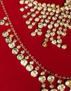 des perles de diamant sur un fond rouge