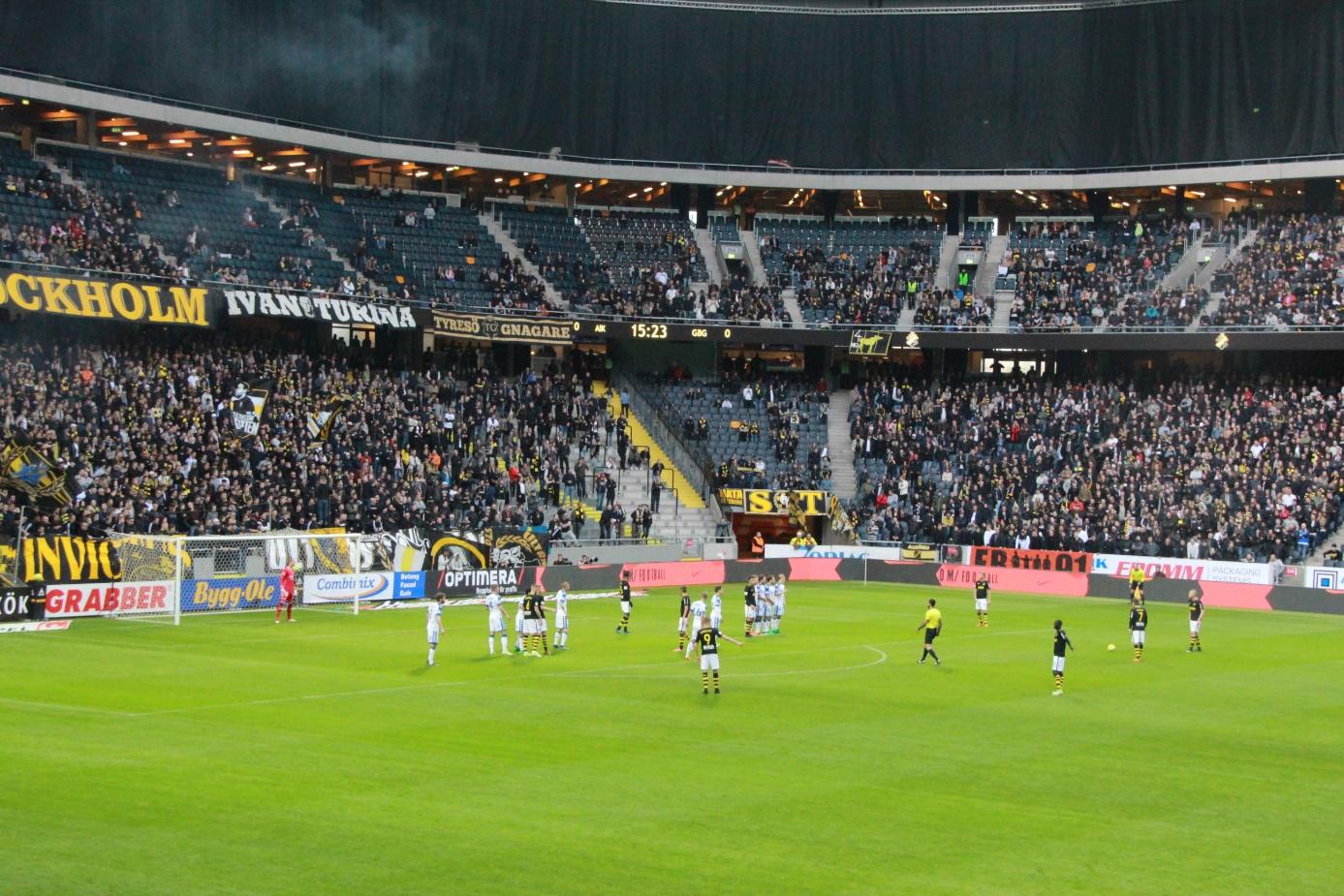 Coup franc aux abords de la surface de Göteborg. Les blancs et bleus souffrent en ce début de rencontre. ©Yusuf Hawadleh