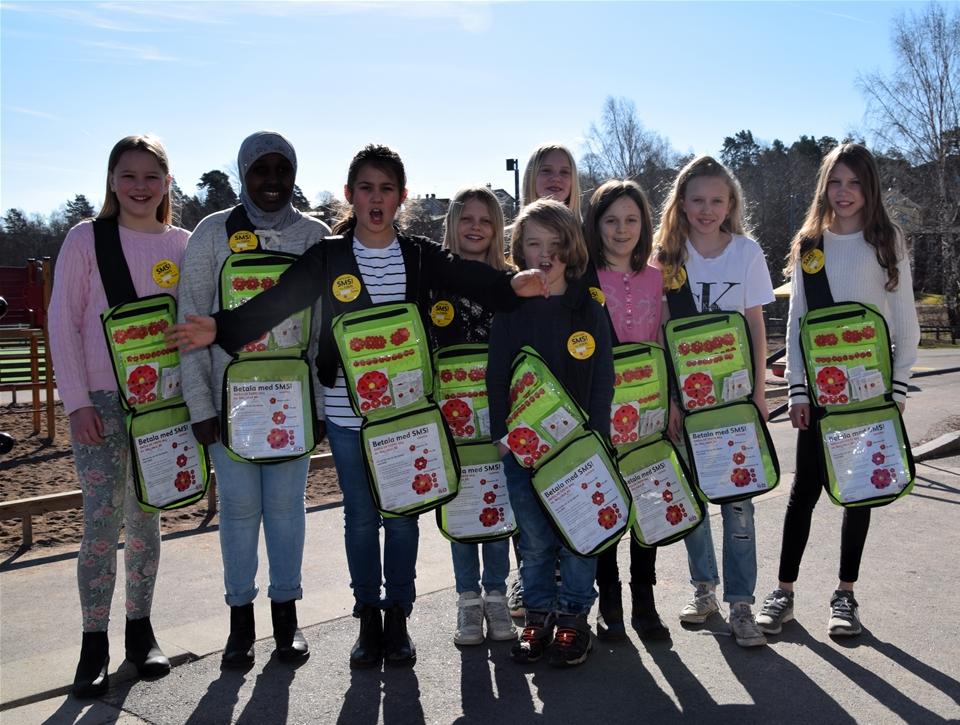 Enfants suédois vendant les majblomman