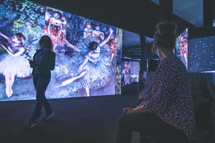 Une femme assise qui regarder une oeuvre d'art