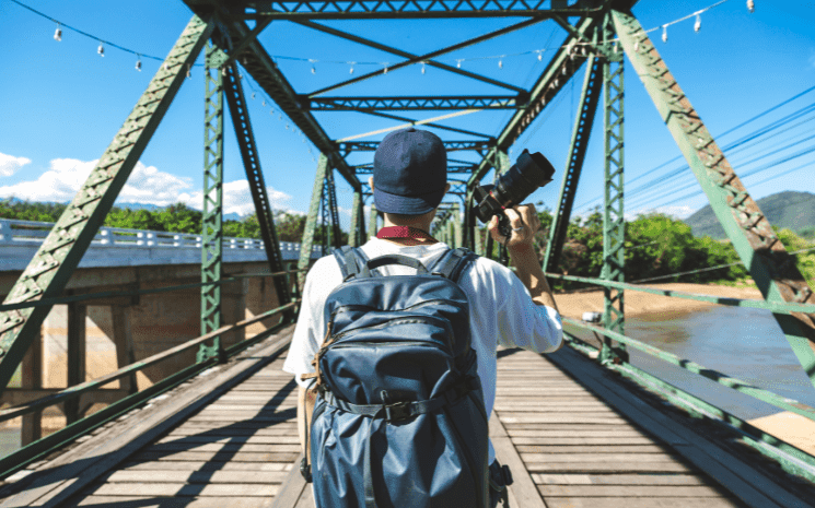 Un influenceur voyage en train de réaliser une vidéo