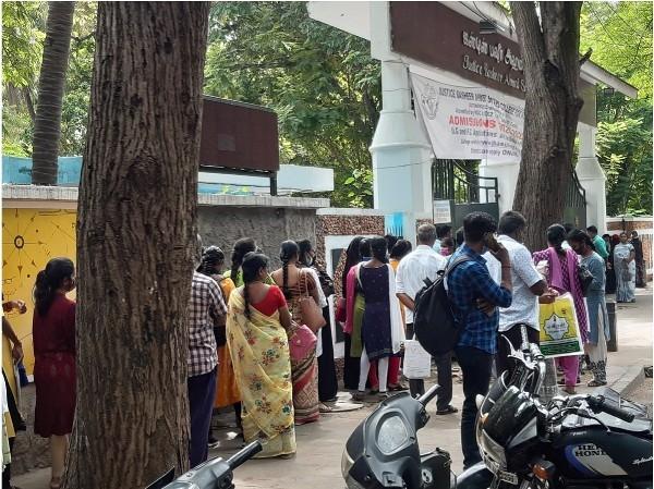 File d'attente pour s'inscrire à l'université à Chennai