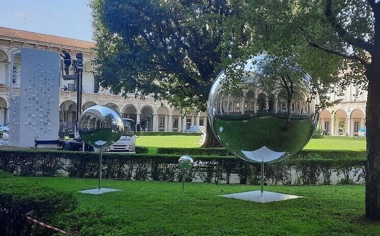 installations du fuorisalone à la statale de Milan