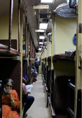 A l'interieur d'un train couchette en Inde