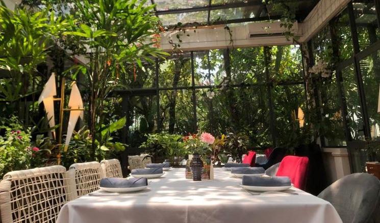 A l'interieur du jardin du restaurant Lavelle Library