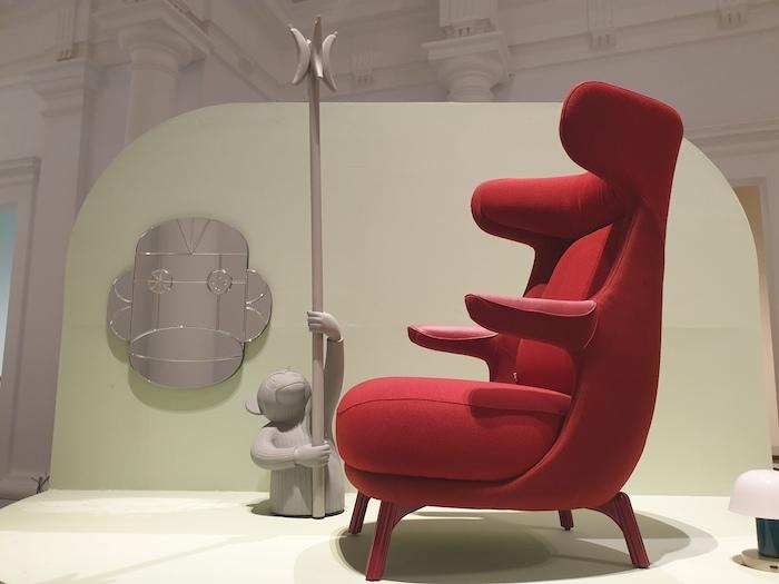 un fauteuil rouge