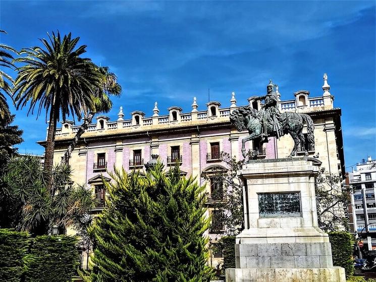 une place avec des palmiers et la statue de Don Jaime I sur un cheval