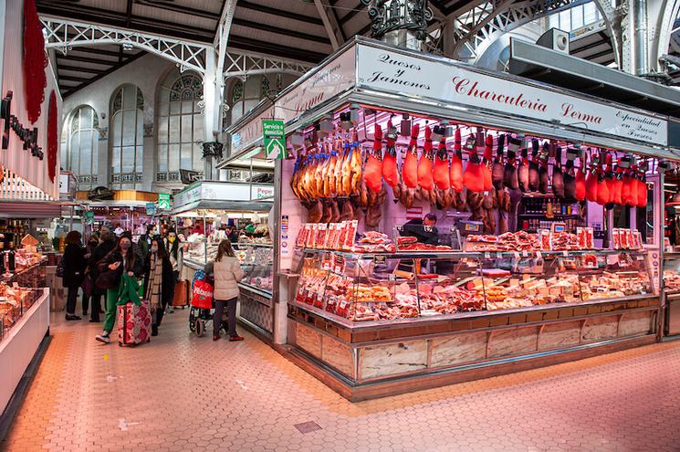 une charcuterie avec des jambons ibériques