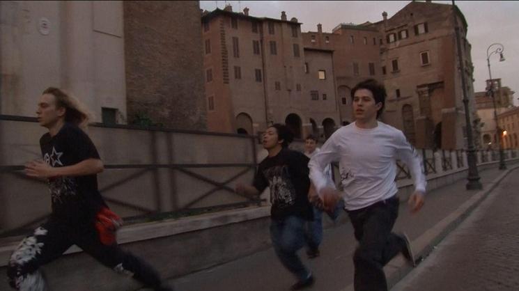 jeunes courent dans rue de rome