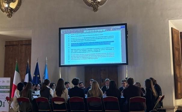 jeunes assis autour d'une table ronde