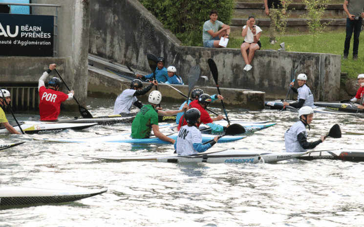 Les élèves des lycées français de l'étranger sur les kayaks au stade d'Eaux Vives de Pau