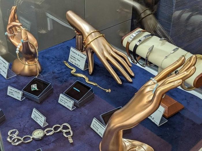 bijoux dans la vitrine de retro chrono à valencia