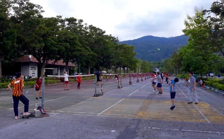 Joueurs de badminton au stade des 700 ans