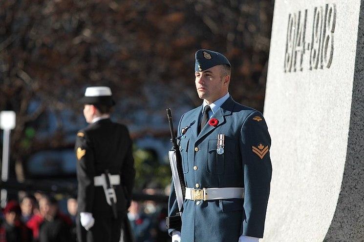 Un soldat canadien pendant la cérémonie du jour du souvenir à Ottawa