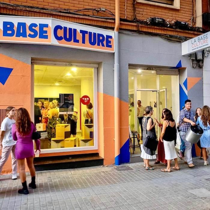 la façade orange et bleue de la base culture où l'artiste Julia Tiemann expose