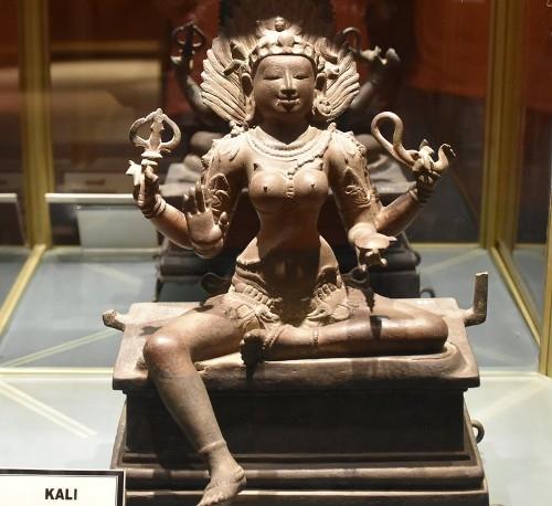 Une statue de Kali en bronze de la période Chola