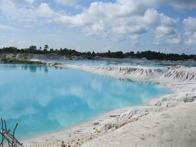 lac de kaolin et ses eaux turquoises