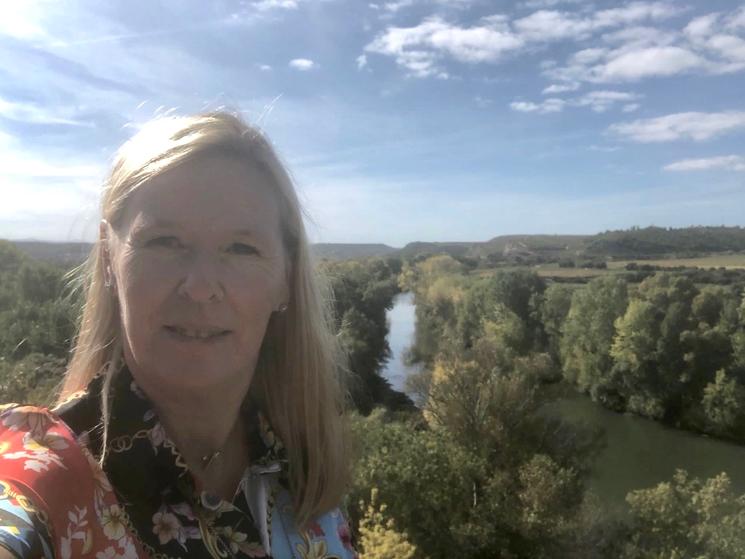 Une femme blonde dans la nature