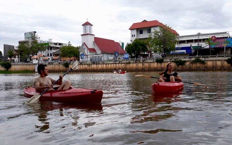 Des Francais font du kayak sur la riviere Ping a Chiang Mai