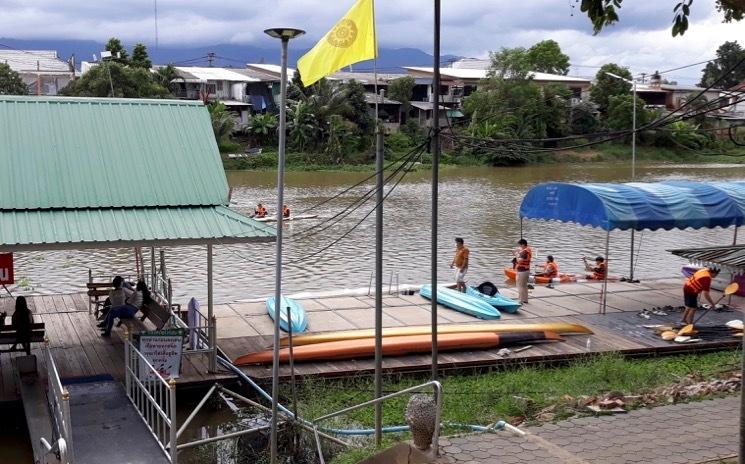 Ponton d'embarquement de kayak a Chiang Mai sur la riviere Ping