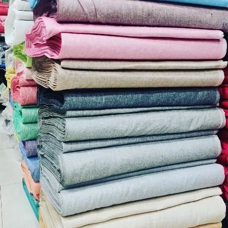 Des piles de khadi, le coton tissé à la main en Inde