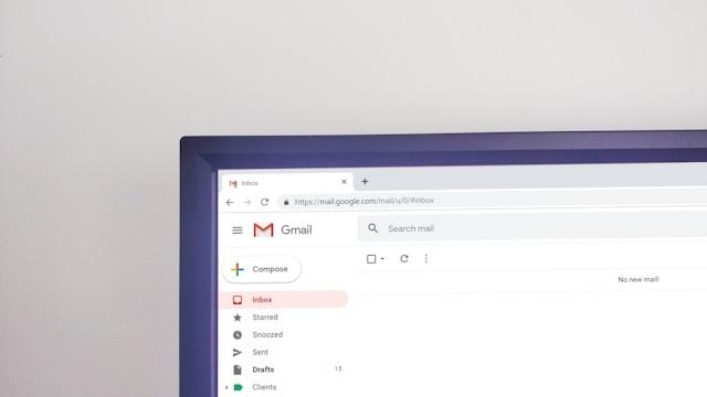 un ordinateur avec la fenêtre gmail ouverte