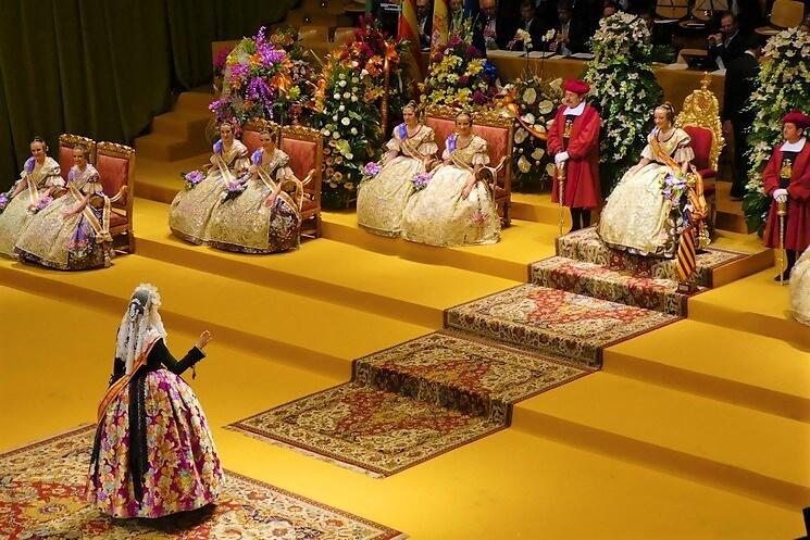 La Reina de las Hogueras de Alicante rend hommage à la nouvelle Fallera Mayor