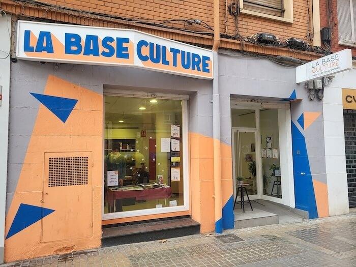 façade orange et bleue de la base culture à valencia