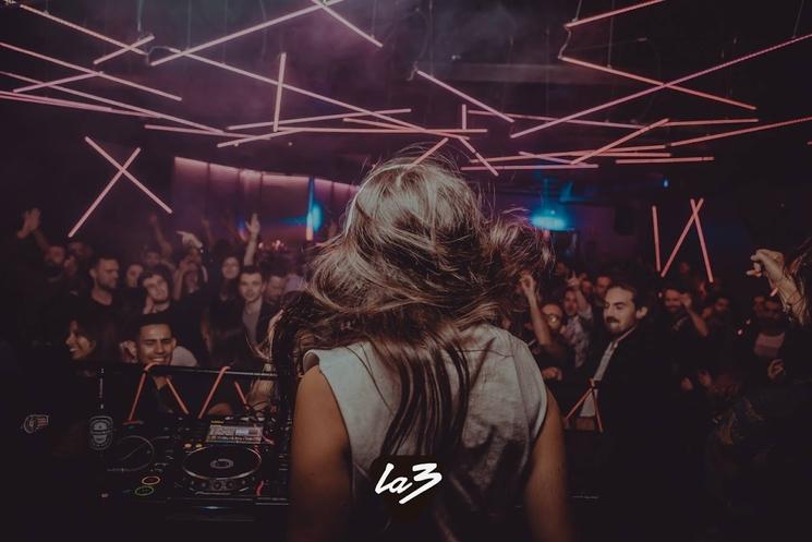 Une femme en train de mixer de dos dans la boîte de nuit La 3 Club à Valencia