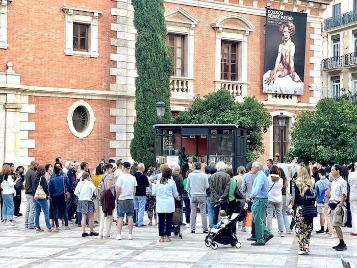 La bibliothèque itinérante de La Base Culture sur la plaza del patriarca à Valencia avec une foule de francophones