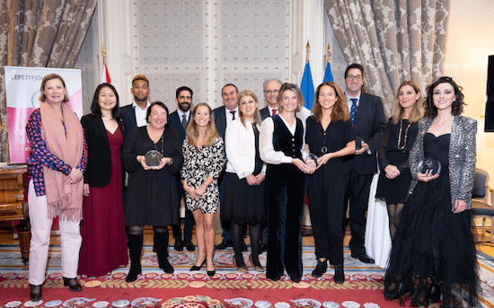 Les lauréats posent avec leurs trophées à la cérémonie à Londres 