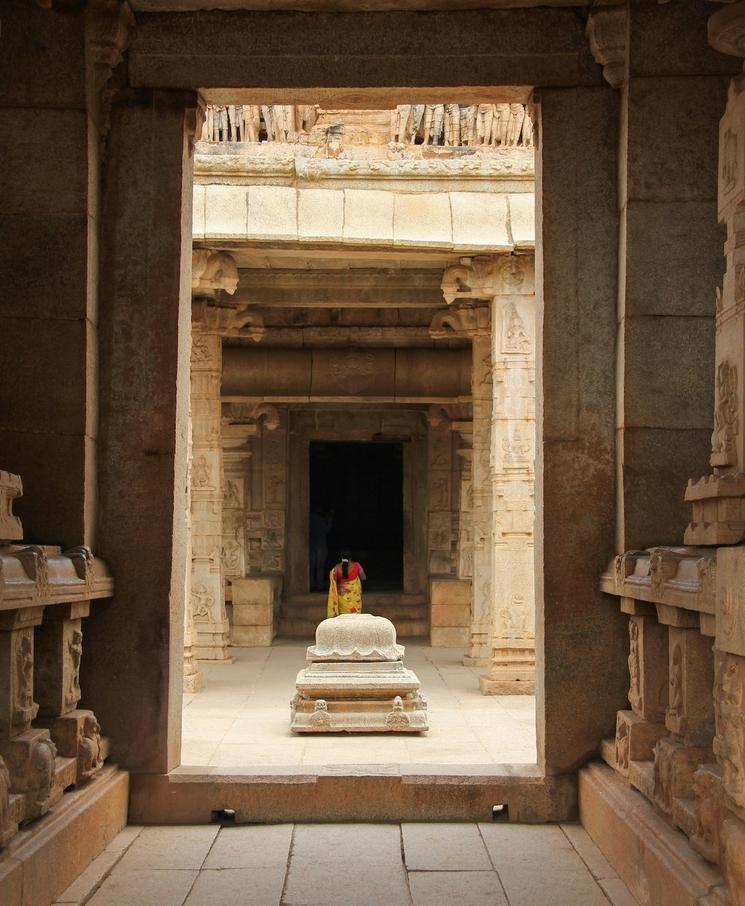 femme à l'entrée d'un temple à Hampi en Inde du Sud