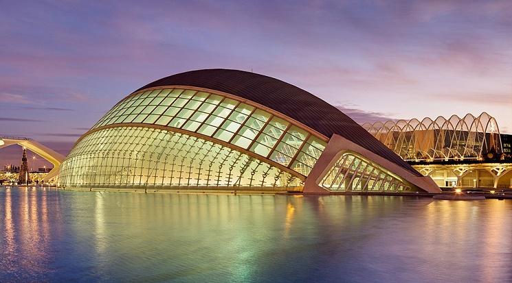 le lac de la cité des arts et des sciences est un incontournable pour profiter du coucher de soleil