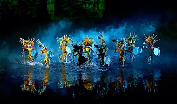 chorégraphie de danseurs indien pendant le spectacle du puy du fou espagne