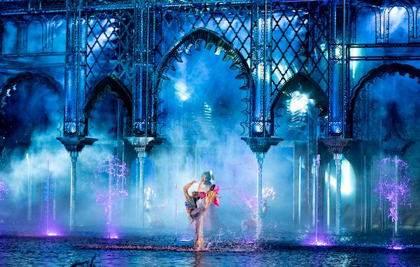 chorégraphie d'une danseuse pendant le spectacle du puy du fou espagne