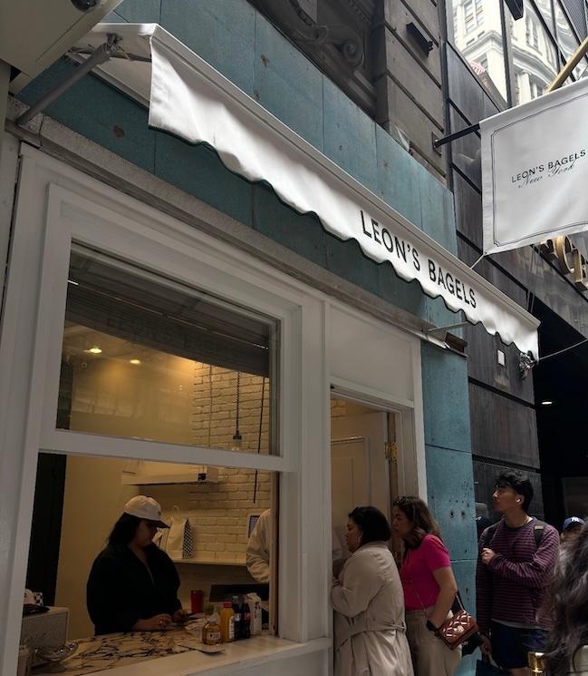 Devant Leon’s Bagels, la fille d’attente illustre son succès