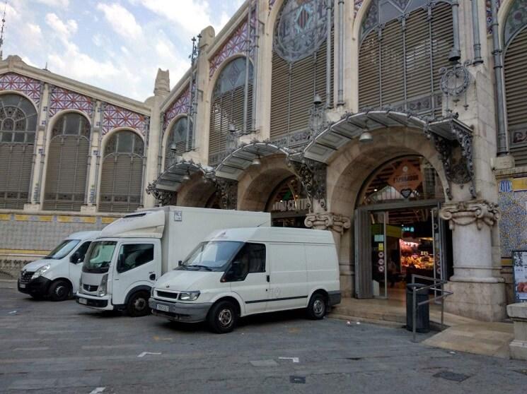 Les camions déchargent leur marchandise