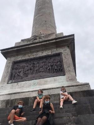 les enfants des maisons de la Cote d'Opale sur un monument